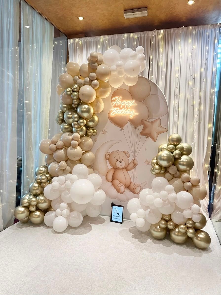 Teddy bear birthday balloon decoration